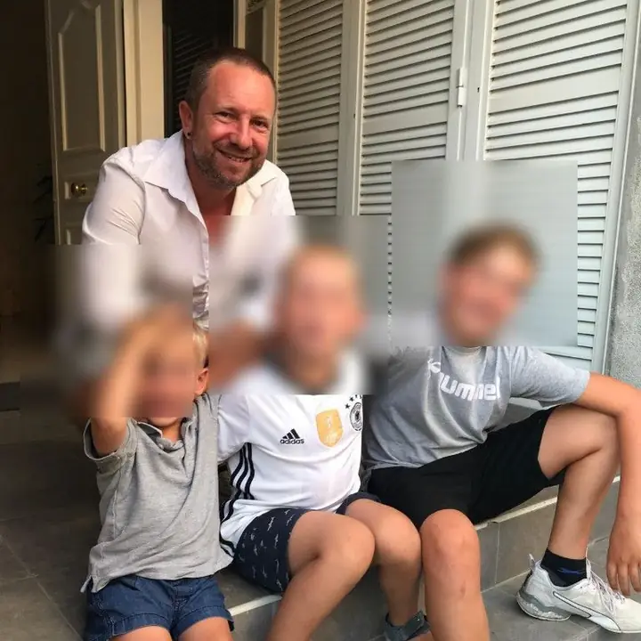 Michael Schöttler mit seinen Söhnen auf der Treppe vor dem Haus