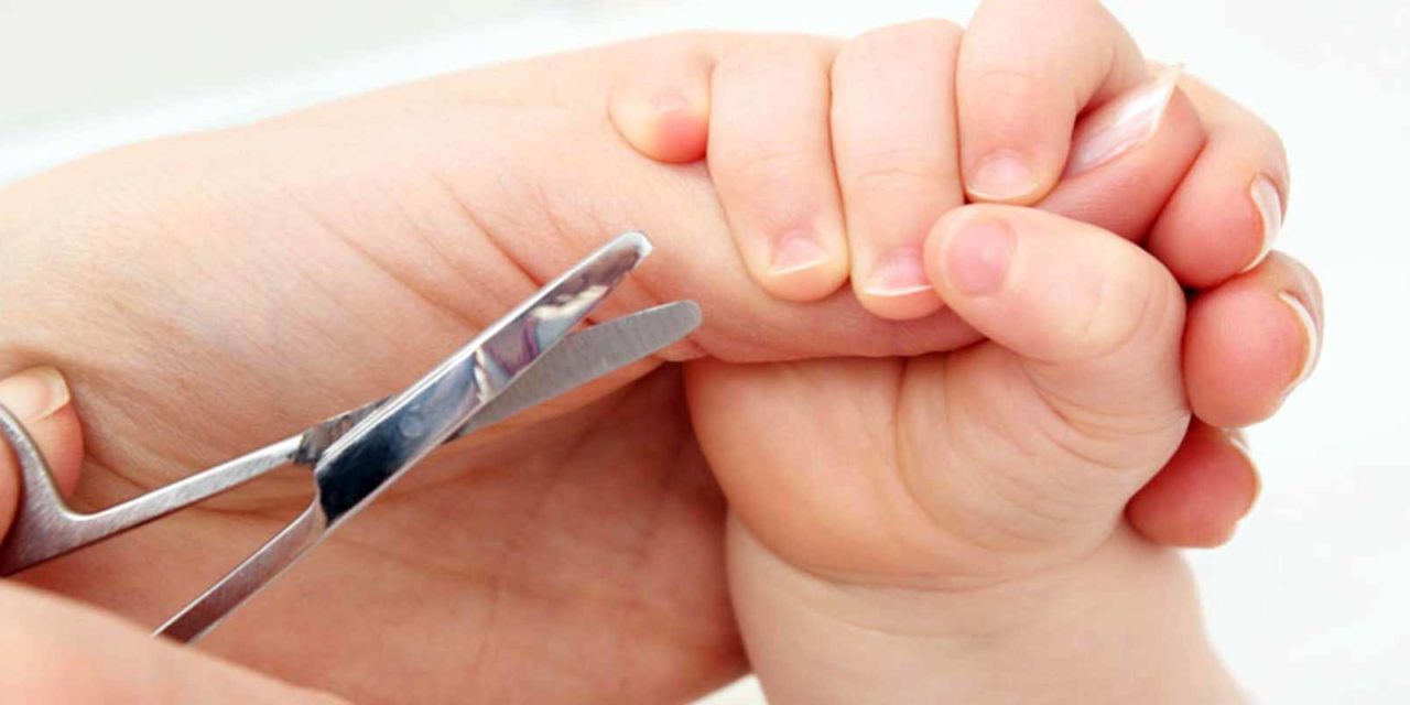 Nägel schneiden beim Baby / Kind