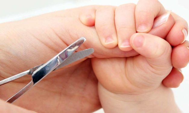 Nägel schneiden beim Baby / Kind
