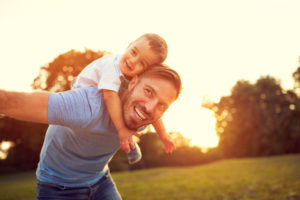 Bild von Papa mit Kind in der Natur