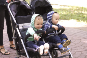 Bild von Kleinkindern im Zwillingsbuggy