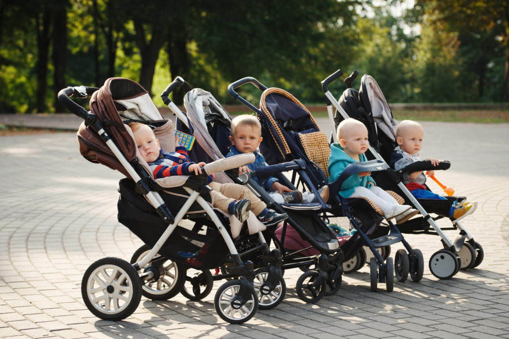 Bild von Kindern in Buggys