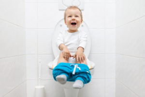 Bild von Kind auf Toilette