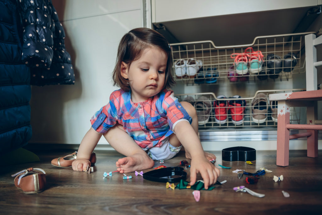 Bild von spielendem Kleinkind