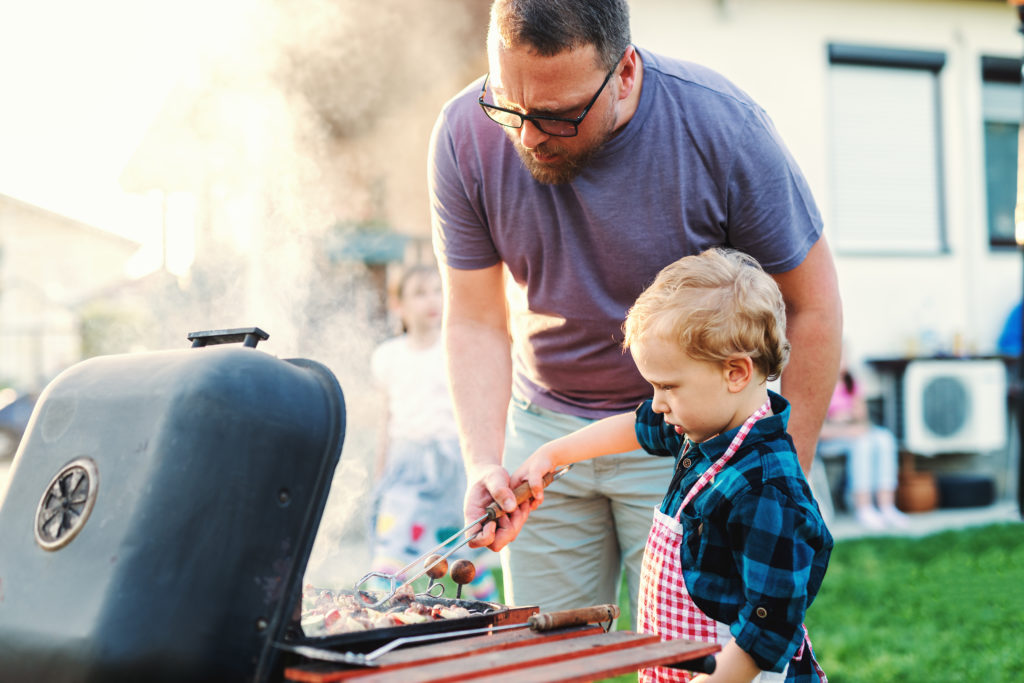 Bild von Vater mit Sohn beim Grillen