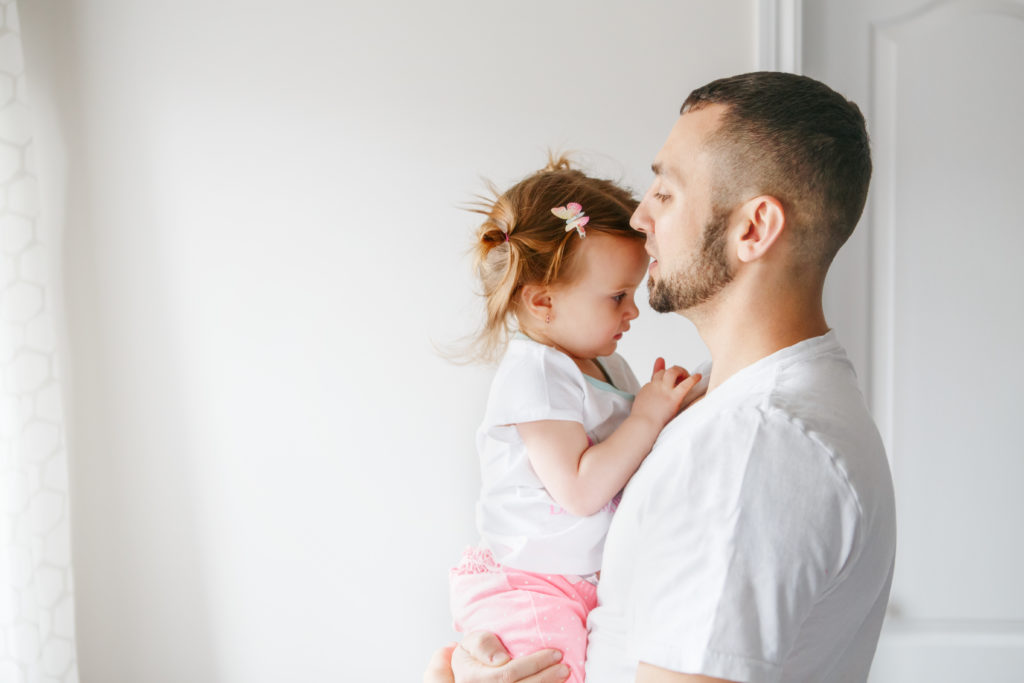 Bild von Vater mit kleiner Tochter