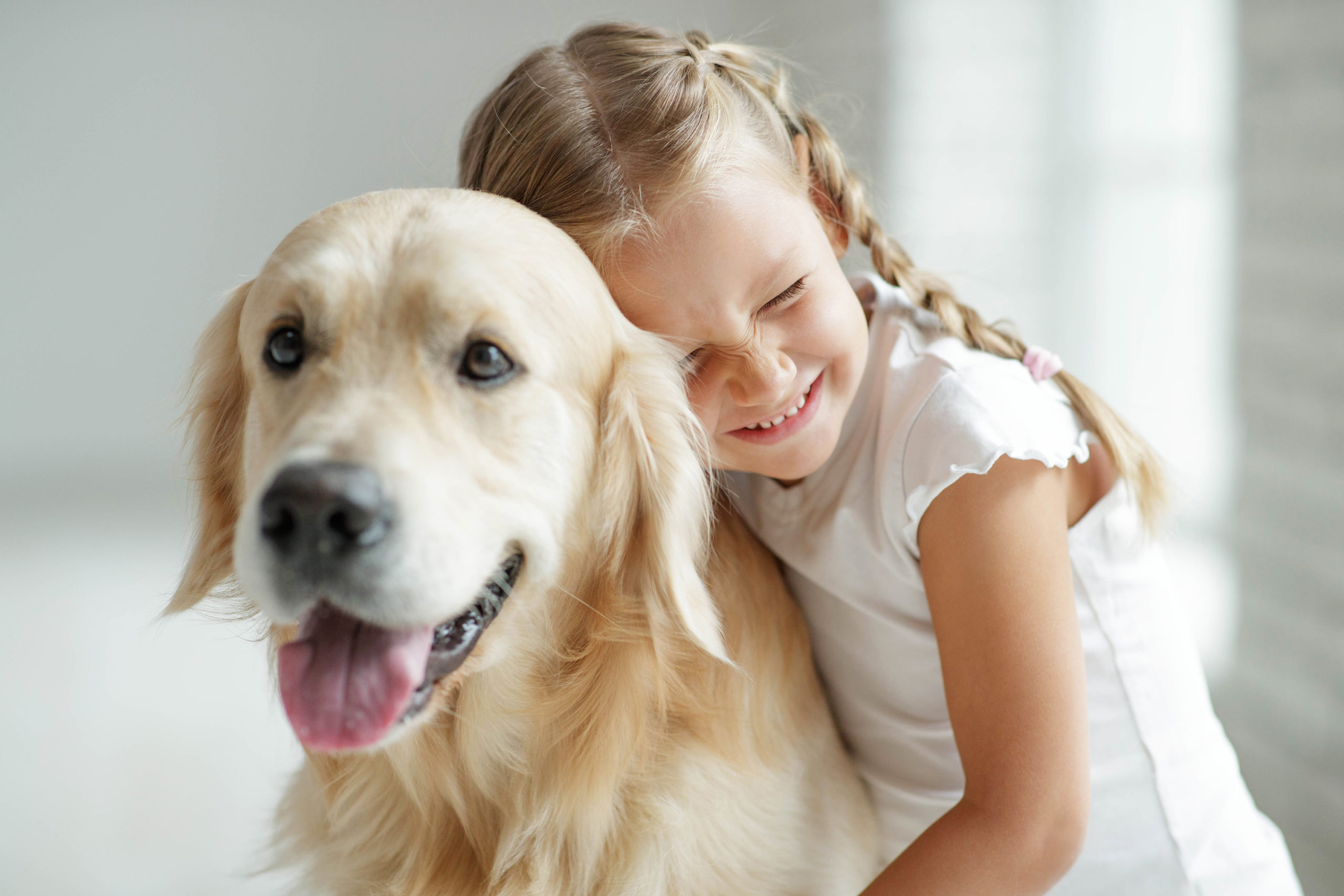 Bild von Mädchen mit Hund
