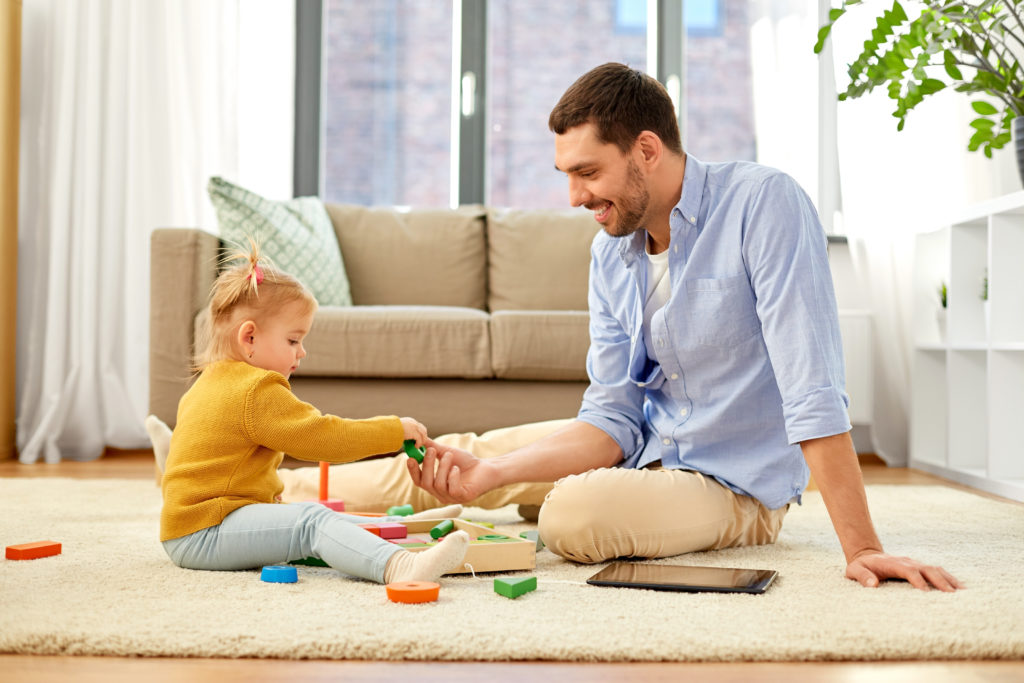 Bild von Vater der mit Tochter spielt