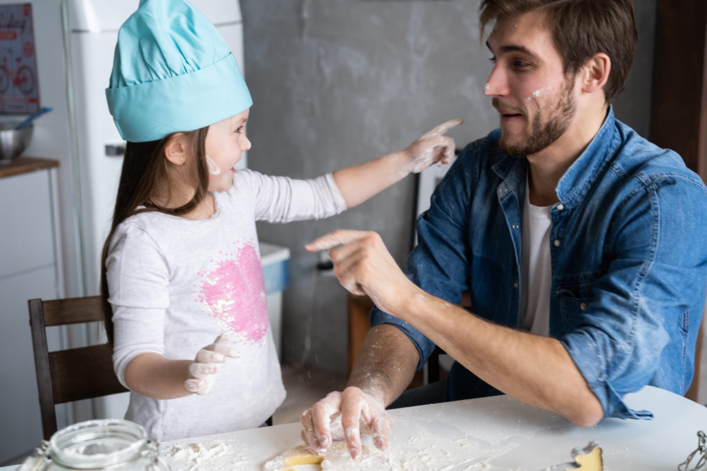 Bild von Vater mit Tochter beim Backen