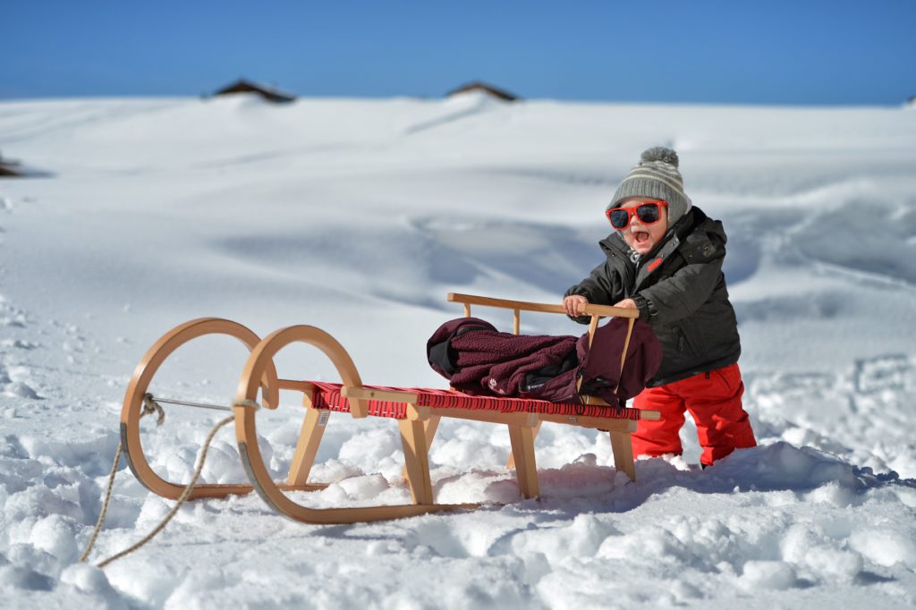 Schlitten fahren: Der tolle Winterspaß für dich und dein Kind › Papa.de
