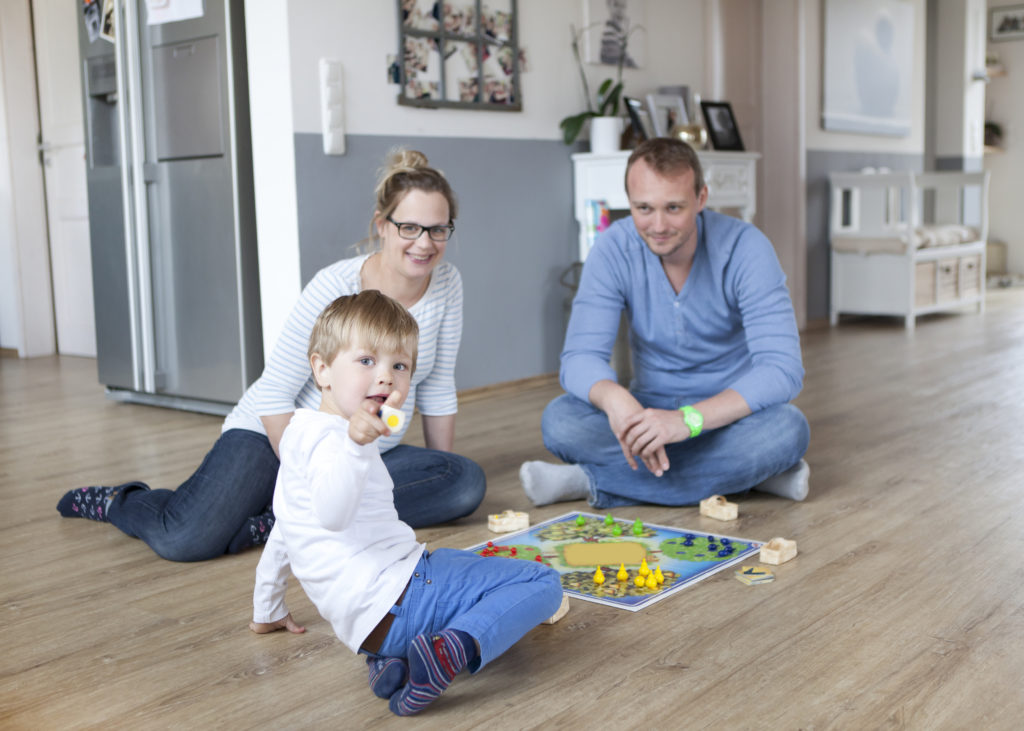 Bild von spielender Familie