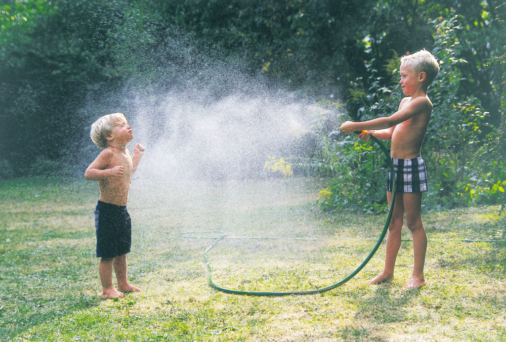 Bild von Jungs mit Gartenschlauch