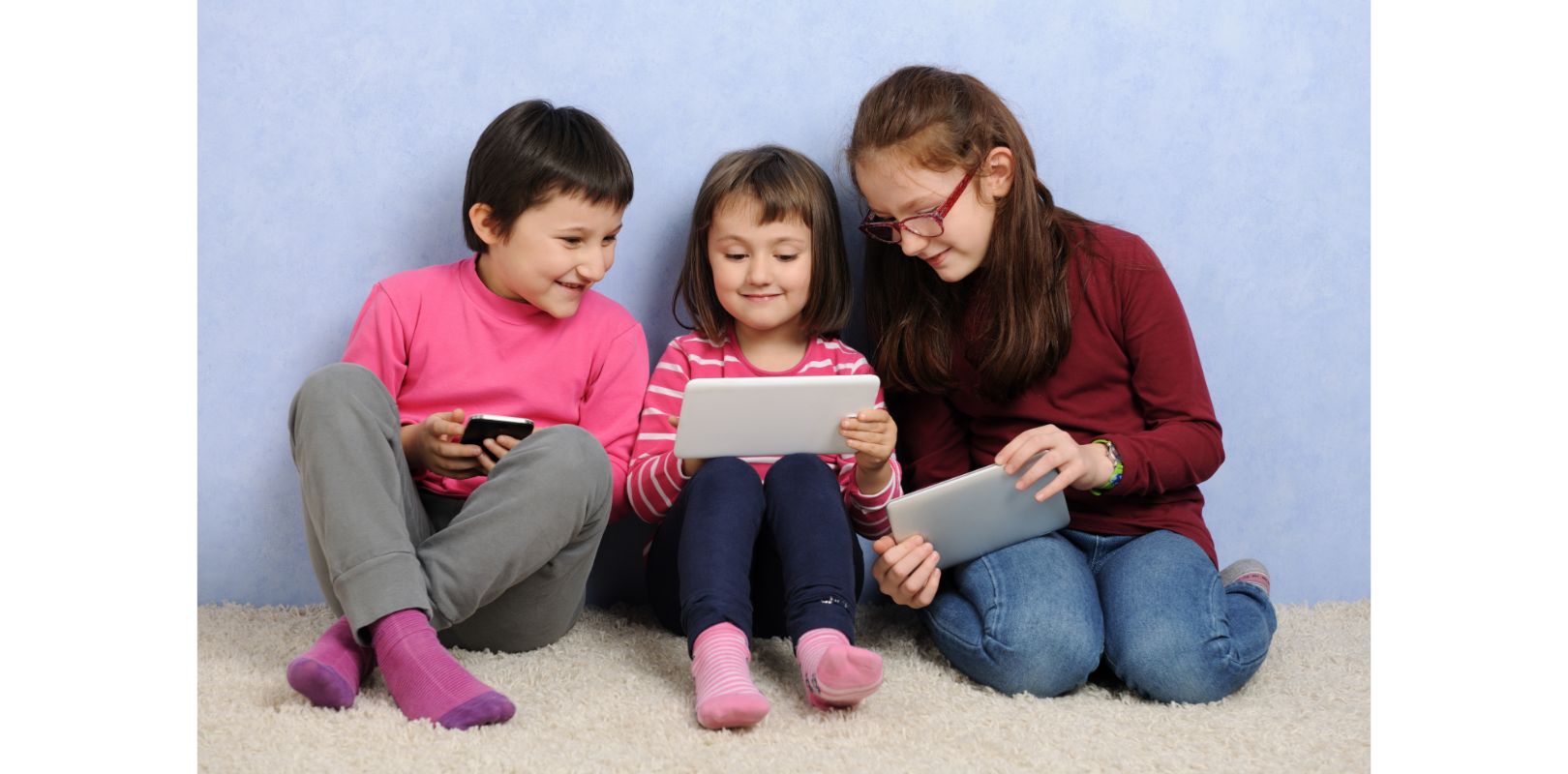 Kinder mit digitalen Geräten